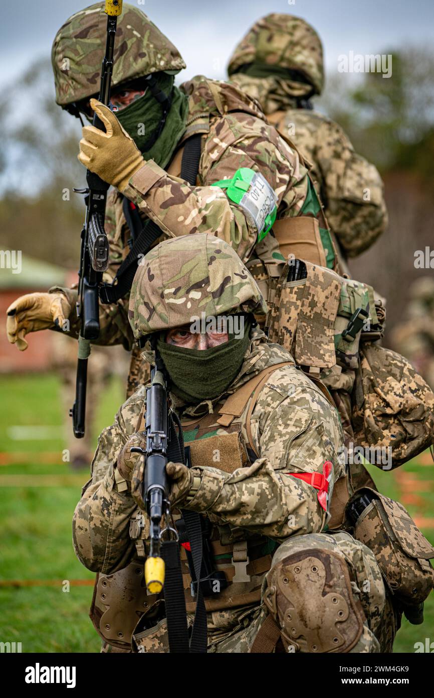 Members of the UK armed forces training Ukrainian military recruits at ...