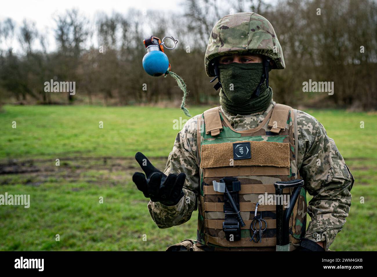 Members of the UK armed forces training Ukrainian military recruits at ...