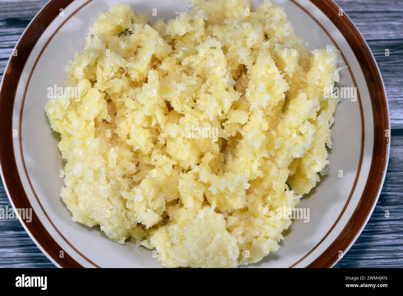 Garlic granules, previously chopped, crushed, minced and grinded, minced garlic ready to be used