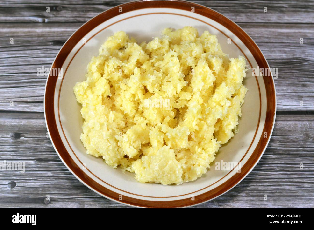 Garlic granules, previously chopped, crushed, minced and grinded, minced garlic ready to be used
