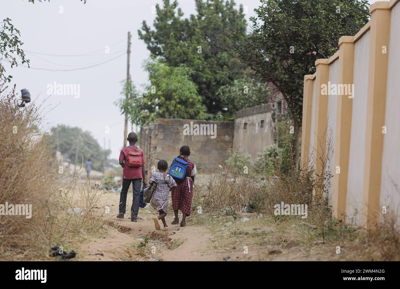Kinder auf dem Weg zur Schule Nyanya, 06.02.2024. Nyanya Nigeria *** Children on their way to school Nyanya, 06 02 2024 Nyanya Nigeria Copyright: xUte Stock Photo