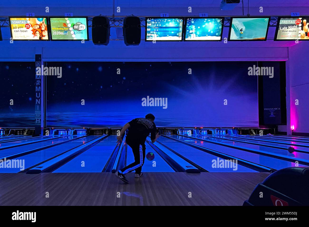 Bowlingbahn,bowlen,Kegelbahn,kegeln,Freizeitbeschaeftigung.Bowling. *** bowling alley,bowling