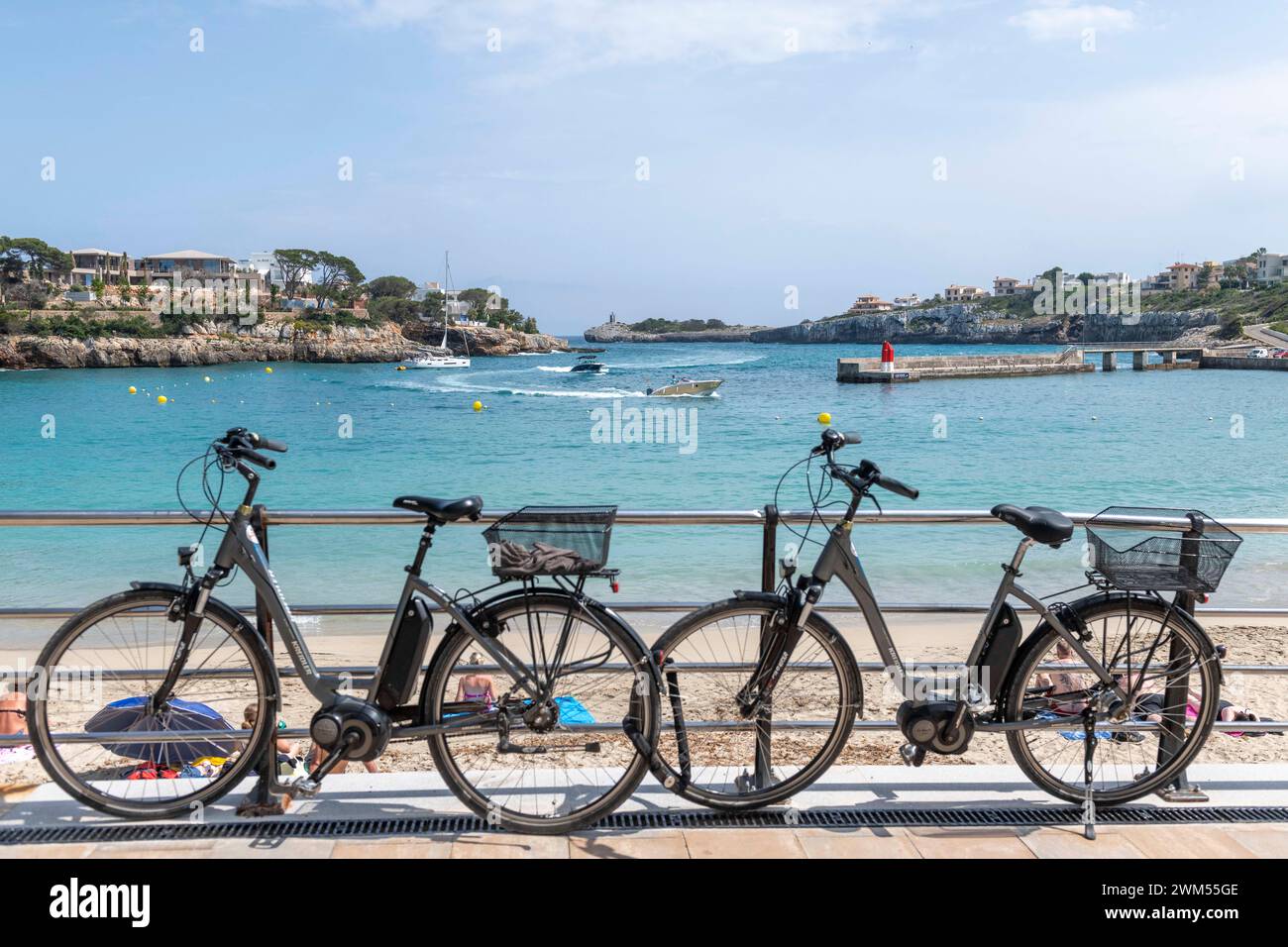 Ausflug mit dem Fahrrad zur Bucht von Porto Cristo Stock Photo