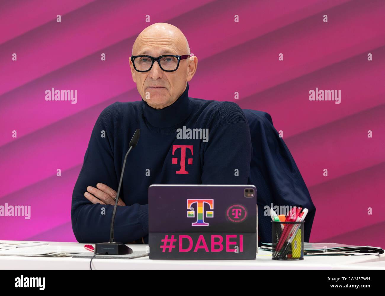 Deutsche Telekom AG CEO Timotheus Höttges gibt bei der Bilanz-Pressekonferenz die Geschäftszahlen des Geschäftsjahres 2023 bekannt, Bonn, 23.02.2024. Bilanz PK Deutsche Telekom *** Deutsche Telekom AG CEO Timotheus Höttges announces the business figures for the 2023 financial year at the balance sheet press conference, Bonn, 23 02 2024 Balance sheet PK Deutsche Telekom Stock Photo