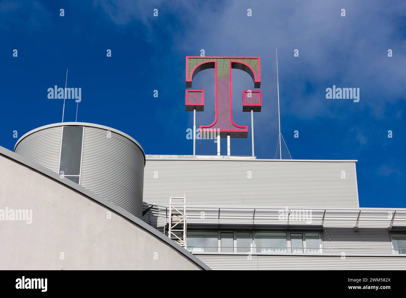 Das Logo der Deutsche Telekom AG auf dem Dach der Konzernzentrale in Bonn, 23.02.2024. Bilanz PK Deutsche Telekom *** The Deutsche Telekom AG logo on the roof of the Group headquarters in Bonn, 23 02 2024 Balance sheet PK Deutsche Telekom Stock Photo