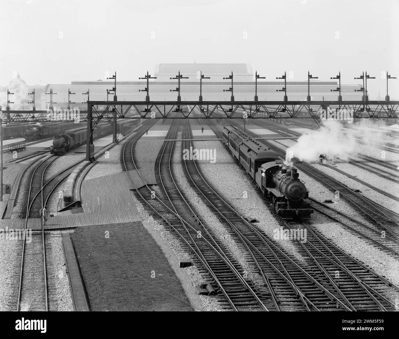 Railroad yard  - Steam locomotive on its way. Vintage train photo - Switch yards, Union Station, Washington, D.C. - locomotive, steam train - Detroit Publ. Co ca 1908 Stock Photo