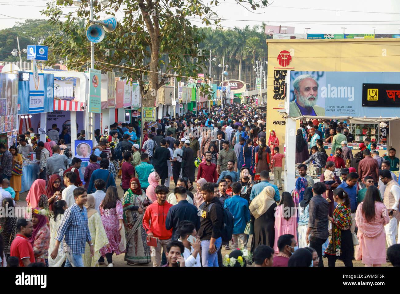 Dhaka, Bangladesh. 23rd Feb, 2024. Thousands of people gather at the