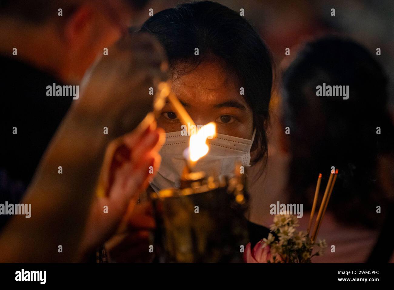 February 24, 2024, Bangkok, Bangkok, Thailand Worshippers light