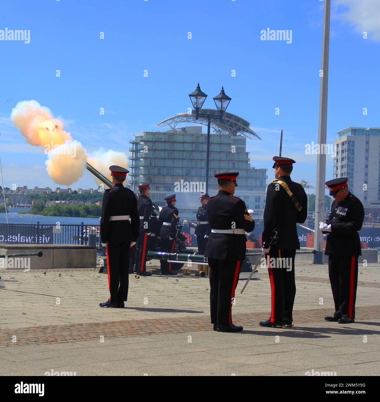 Ceremonial 21 gun salutes fired by The Welsh Borderers, 104 Regiment, The Royal Artillery, British Army, in Cardiff Bay, Wales, UK Stock Photo