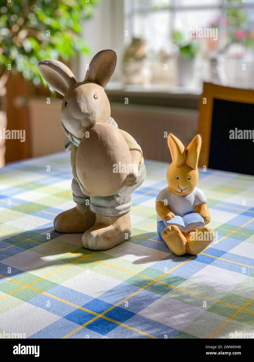 Osterhasenfigur aus Porzellan auf einem Tisch zu Ostern Stock Photo