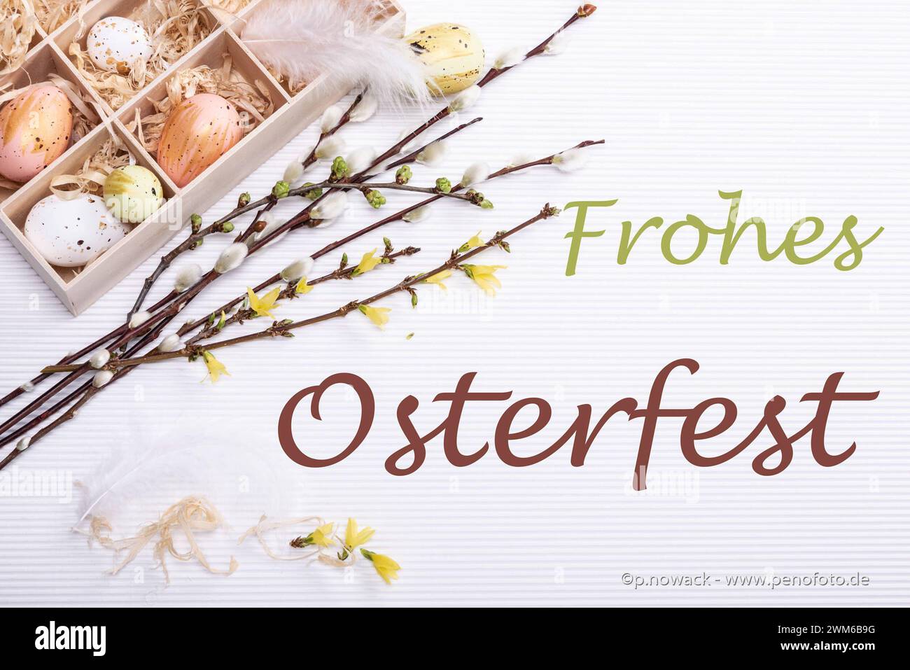 Bunte Karte mit Ostermotiven und Aufschrift Frohes Osterfest *** Colorful card with Easter motifs and the inscription Happy Easter Stock Photo