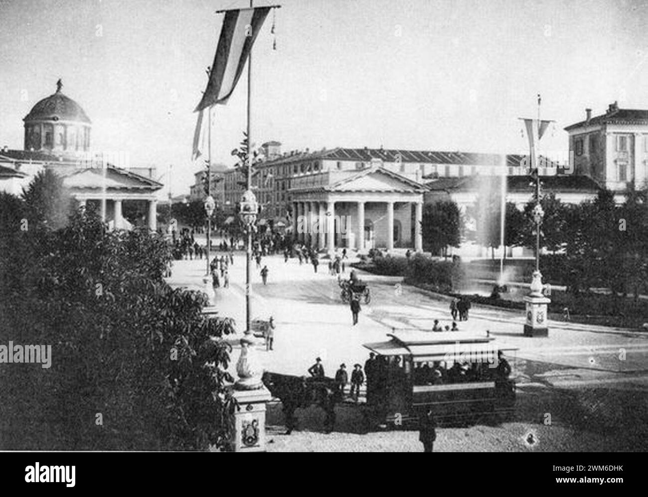 Bergamo, Porta Nuova con tram e fontana. Stock Photo