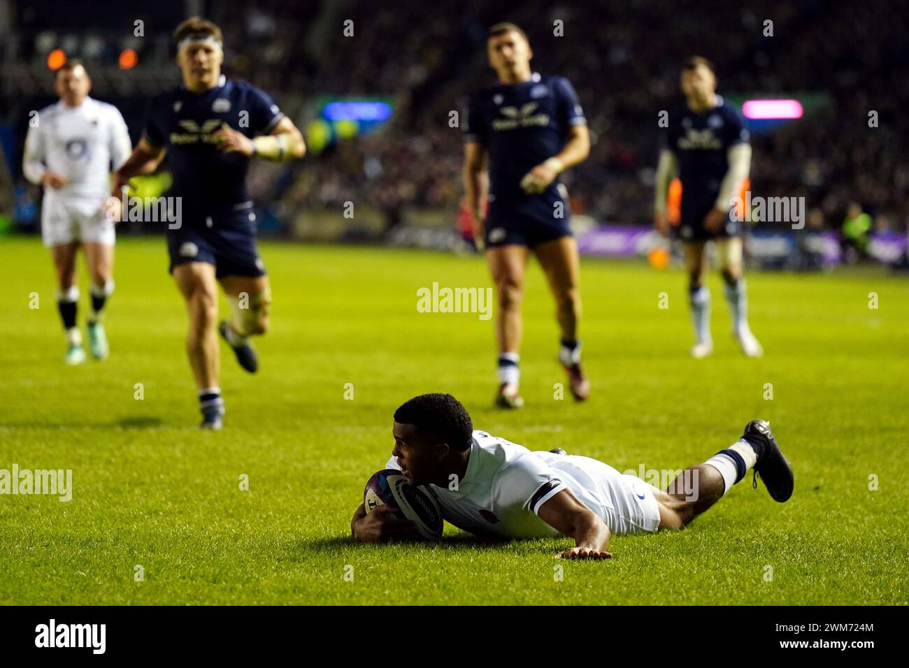 England's Immanuel Feyi-Waboso scores a try during the Guinness Six Nations match at the Scottish Gas Murrayfield Stadium, Edinburgh. Picture date: Saturday February 24, 2024. Stock Photo