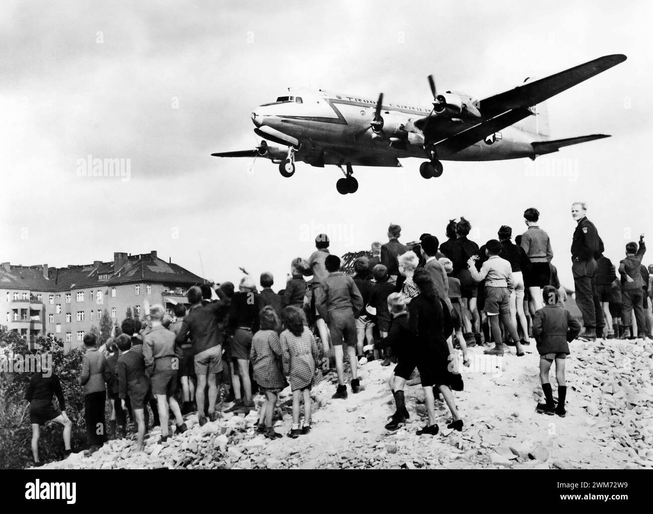 Berlin Airlift. West Berliners watch a Douglas C-54 Skymaster land at Tempelhof Airport in 1948, during the Berlin Blockade (24 June 1948 – 12 May 1949) Stock Photo