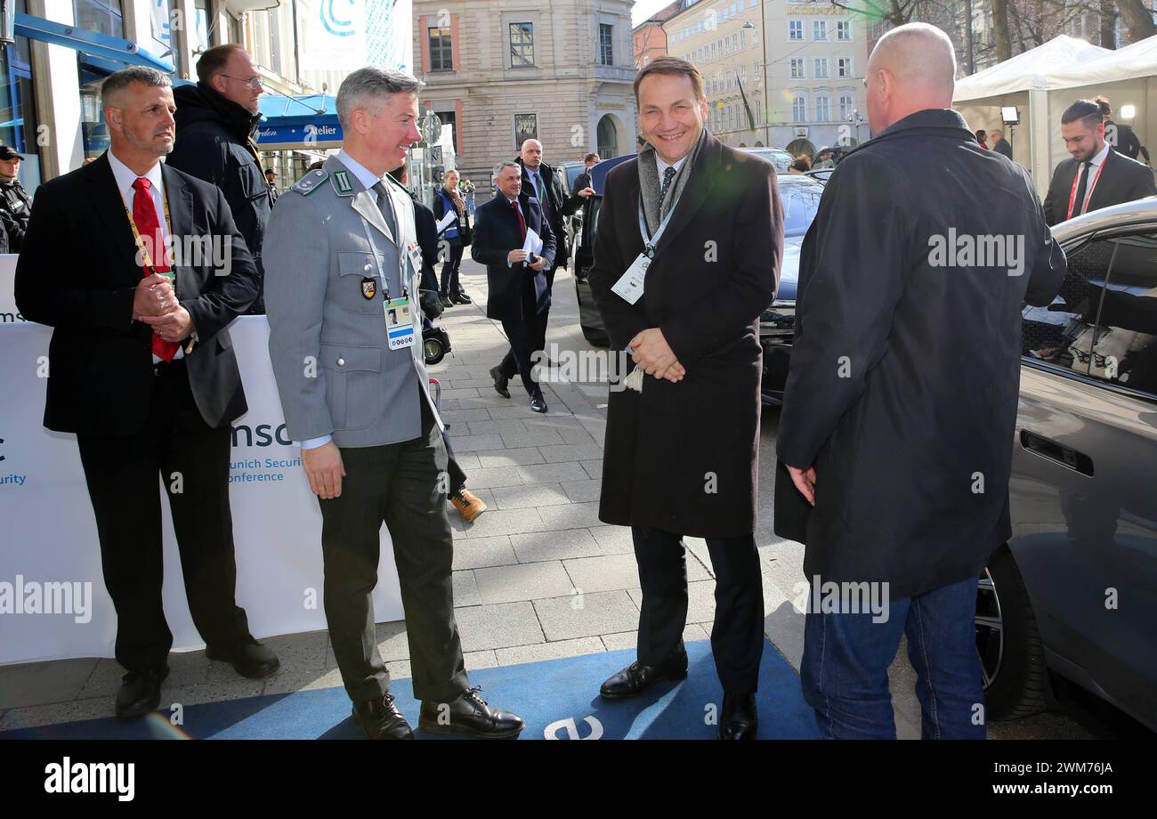 Der polnische Aussenminister Radoslaw Sikorski bei seiner Ankunft bei der Münchner Sicherheitskonferenz MSC. Der polnische Aussenminister Radoslaw Sikorski bei seiner Ankunft bei der Münchner Sicherheitskonferenz MSC. München Bayern Deutschland *** Polish Foreign Minister Radoslaw Sikorski on his arrival at the Munich Security Conference MSC Polish Foreign Minister Radoslaw Sikorski on his arrival at the Munich Security Conference MSC Munich Bavaria Germany Stock Photo