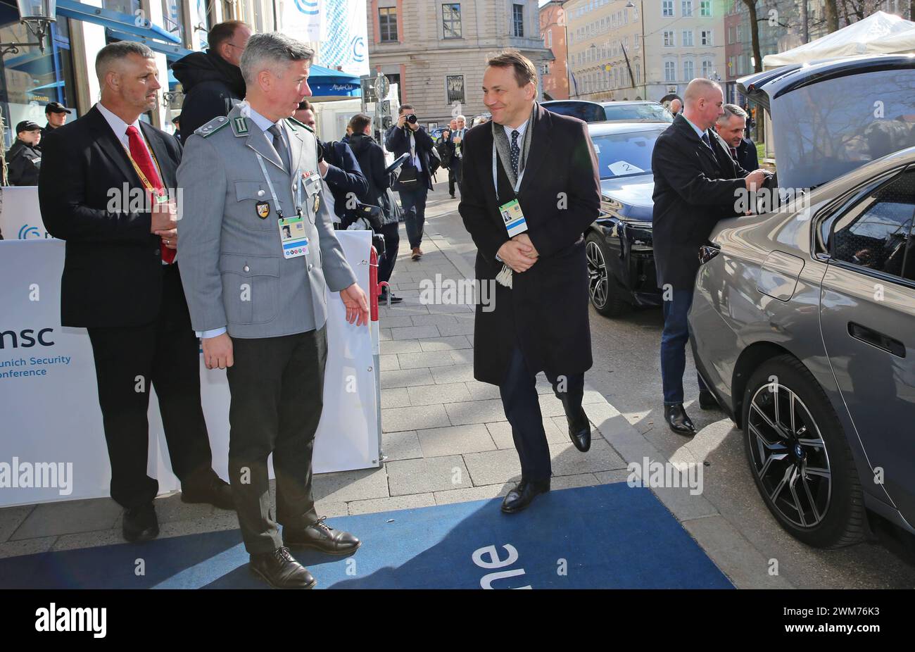 Der polnische Aussenminister Radoslaw Sikorski bei seiner Ankunft bei der Münchner Sicherheitskonferenz MSC. Der polnische Aussenminister Radoslaw Sikorski bei seiner Ankunft bei der Münchner Sicherheitskonferenz MSC. München Bayern Deutschland *** Polish Foreign Minister Radoslaw Sikorski on his arrival at the Munich Security Conference MSC Polish Foreign Minister Radoslaw Sikorski on his arrival at the Munich Security Conference MSC Munich Bavaria Germany Stock Photo