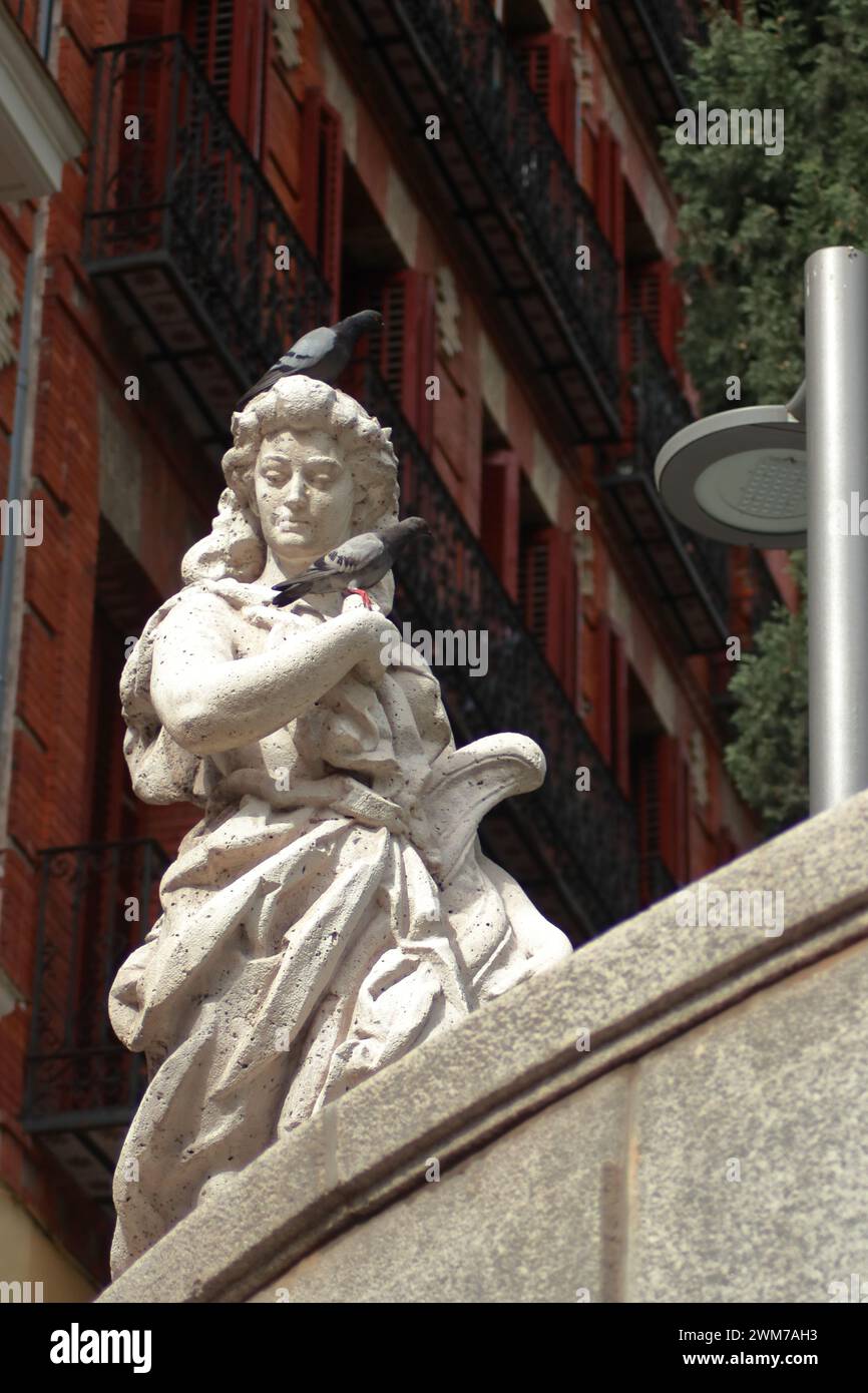 Elegance statue hi-res stock photography and images - Alamy