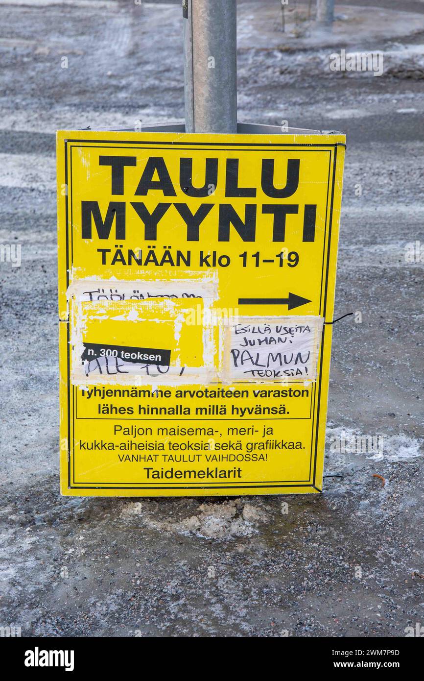 Taidemeklareiden taulumyynti kyltti liikennemerkin ympärillä. Esillä useita Juhani Palmun Teoksia. Taka-Töölö, Helsinki. Stock Photo