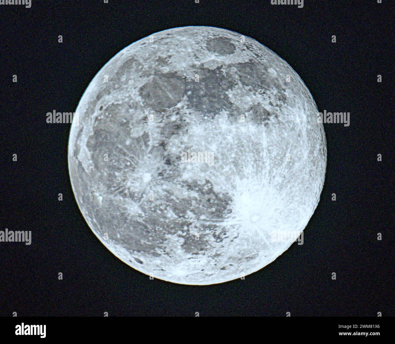 Glasgow, Scotland, UK. 24th February, 2024. UK Weather: 100% Full snow moon  the first micro-moon of the year.. Storm moon and hunger moon are other common names  Credit Gerard Ferry/Alamy Live News Stock Photo