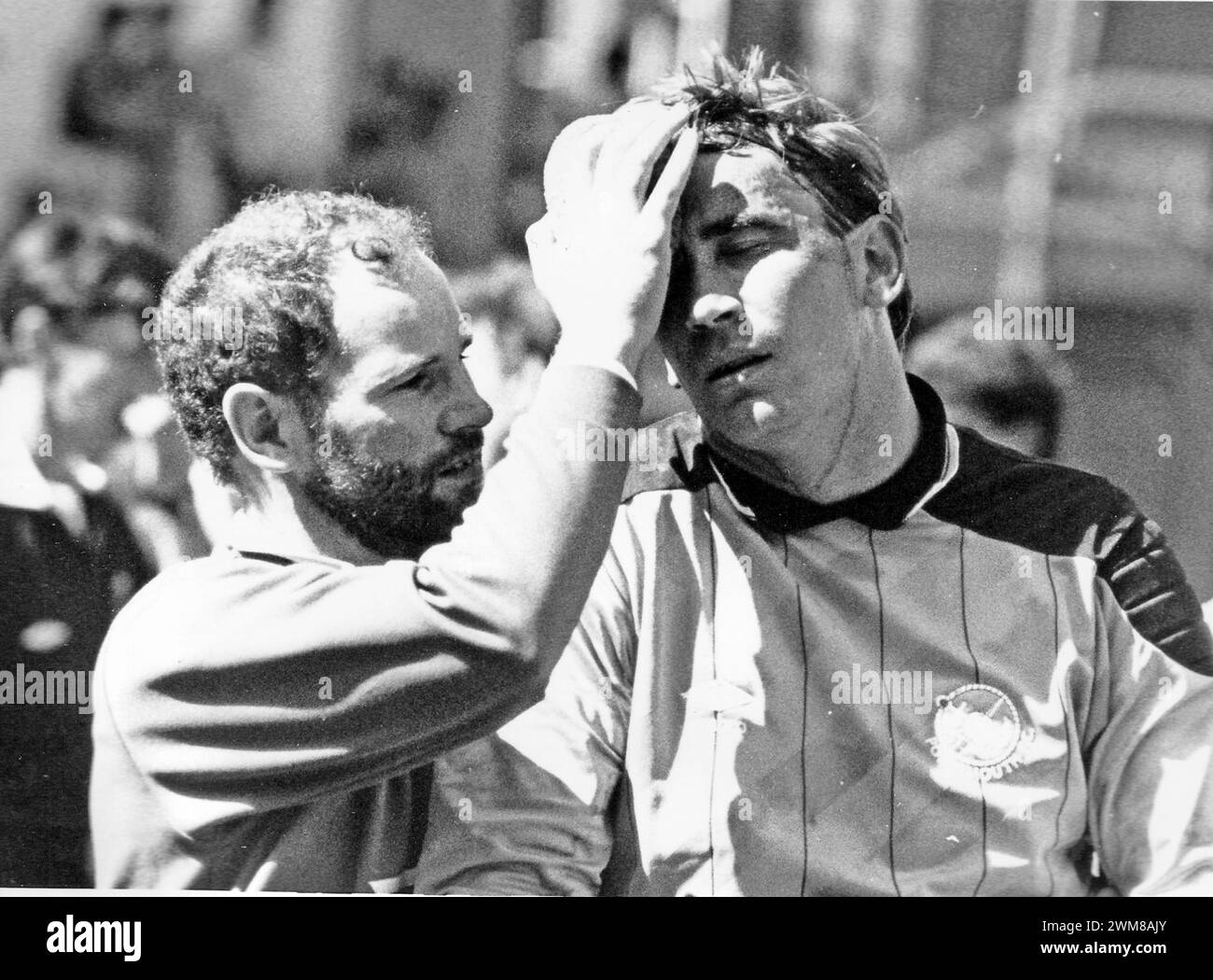 POMPEY GOALKEEPER IS HELPED OFF BY PHYSIO JOHN DICKEN AFTER A COLLISION WITH WATFORD'S LUTHER BLISSETT 1986 PIC MIKE WALKER 1986 Stock Photo
