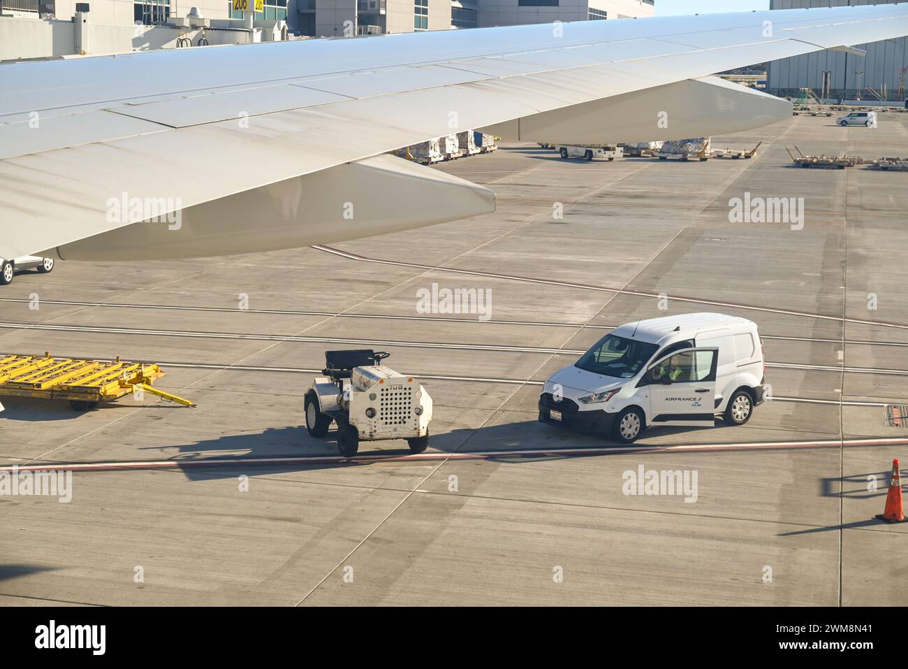 Air France/KLM  Ground crew servicing airplane at LAX, in Los Angeles, CA Stock Photo