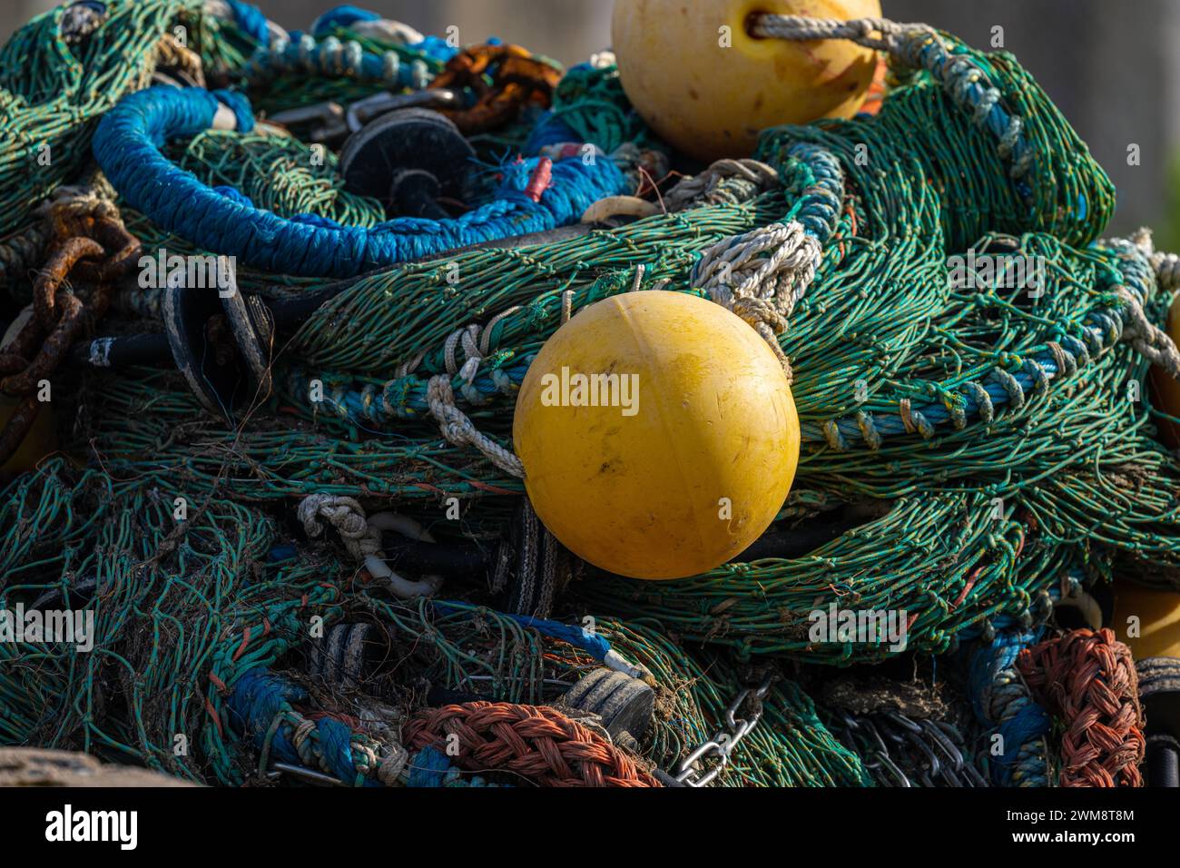 Trawle Lead Rope Chains and ropes of a fishing trawl Stock Photo - Alamy