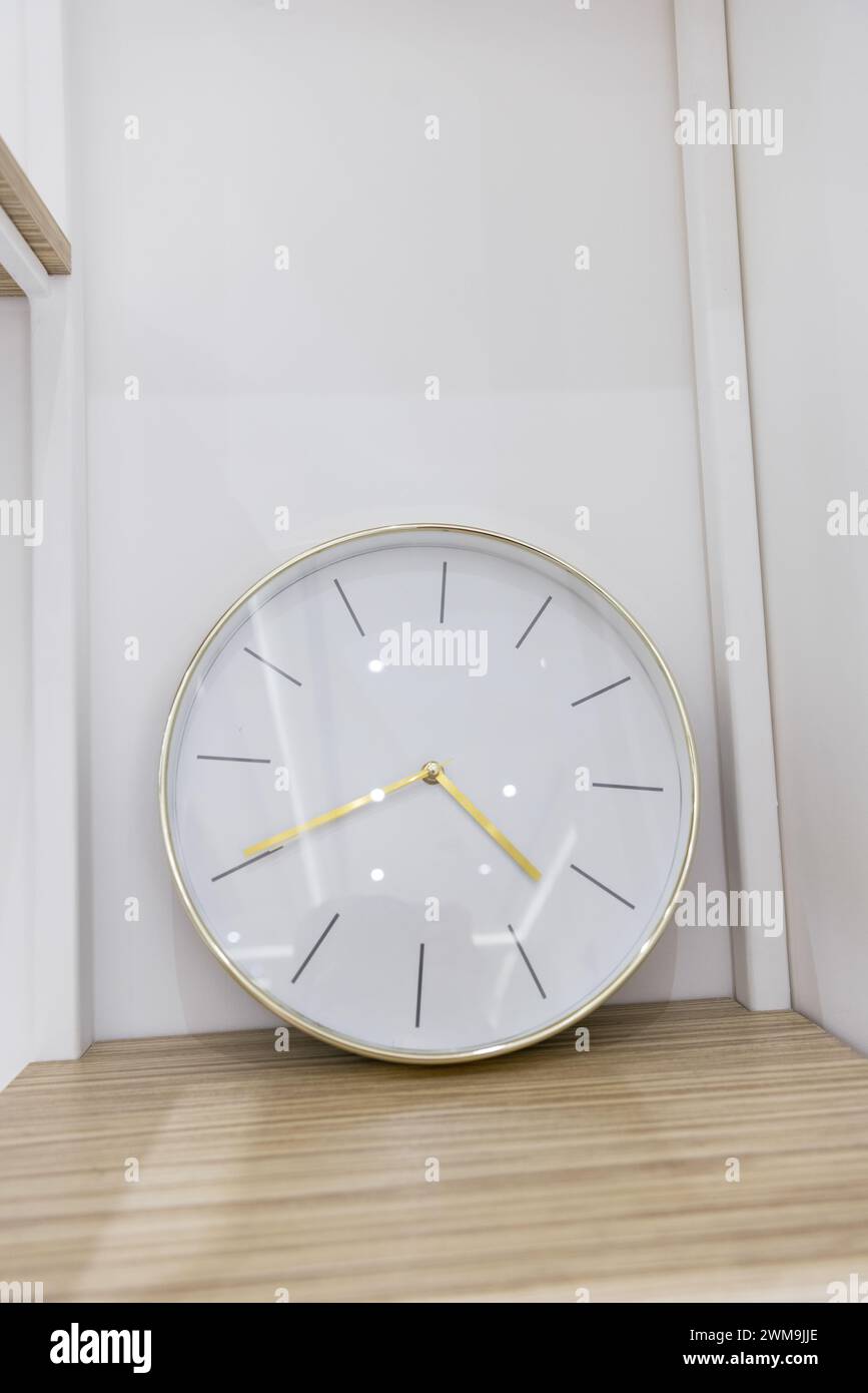Black and white round wall clock hi-res stock photography and images ...