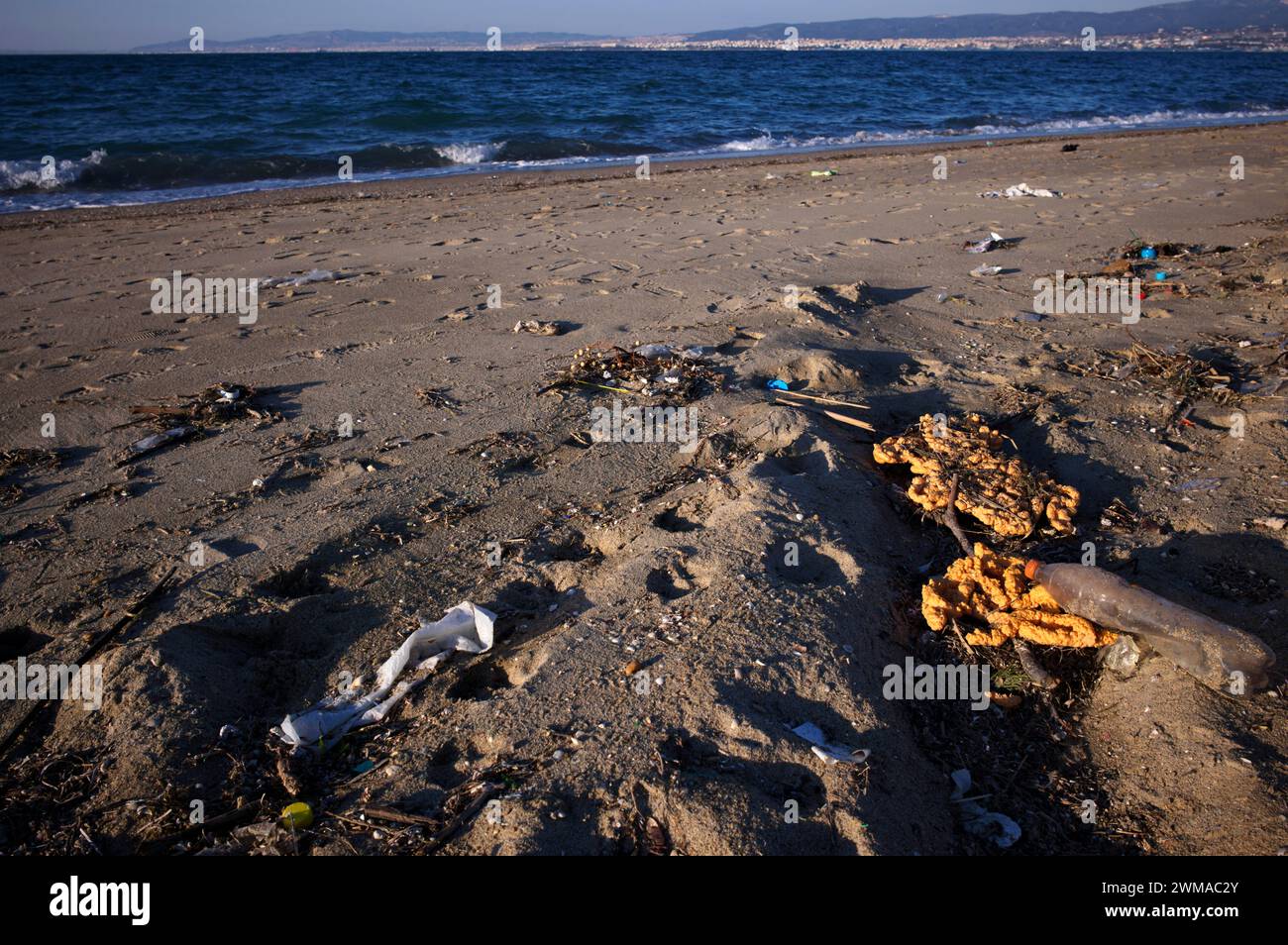 Pollution, rubbish, litter, plastic waste, beach, sandy beach, sea, Peraia, also Perea, evening light, Thessaloniki, Macedonia, Greece Stock Photo