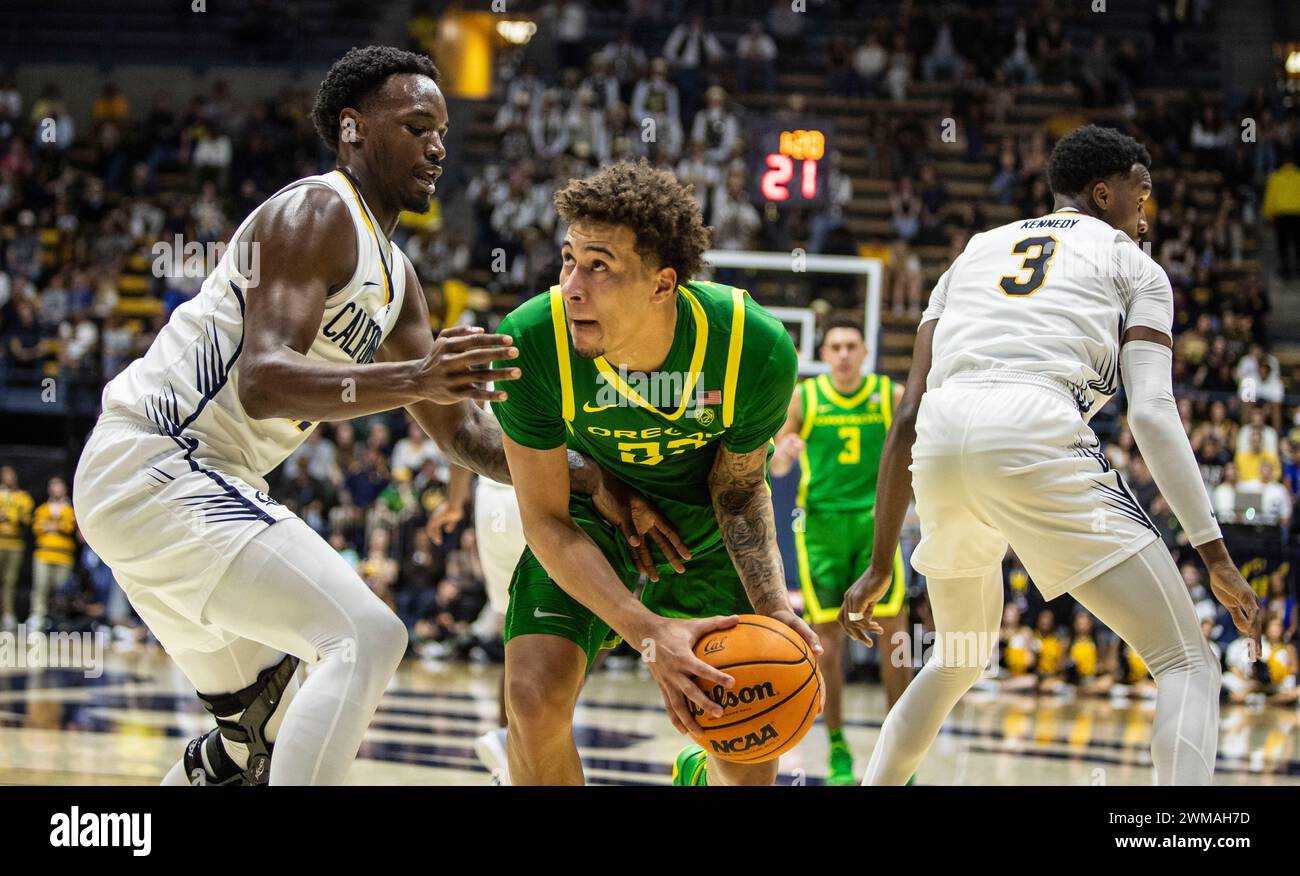 Haas Pavilion Berkeley Calif, USA. 24th Feb, 2023. CA U.S.A. Oregon guard Jackson Shelstad (3)battle for position in there paint during the NCAA Men's Basketball game between Oregon Ducks and the California Golden Bears. California beat Oregon 69-64 at Haas Pavilion Berkeley Calif. Thurman James/CSM/Alamy Live News Stock Photo