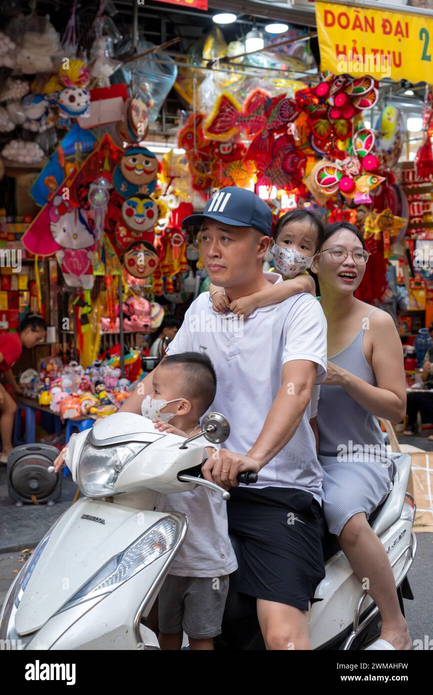 Vietnamese Motorcycle Rider Vietnamese woman riding motorcycle hi-res stock photography and images ...