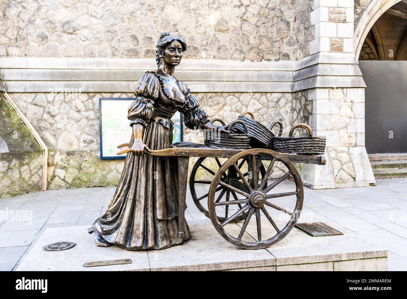 Bronze statue of Molly Malone by sculptor Jeanne Rynhart in Suffolk Street, Dublin city center, Ireland Stock Photo