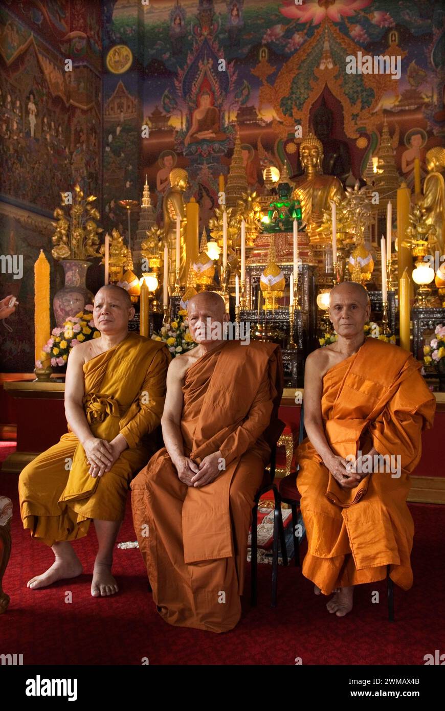 Buddhist monks temple interior UK. Thai monks in saffron robes in  Buddhapadipa Temple in Wimbledon annual celebration of the building of this Thai temple. London SW19 England 24th June 2006. HOMER SYKES Stock Photo