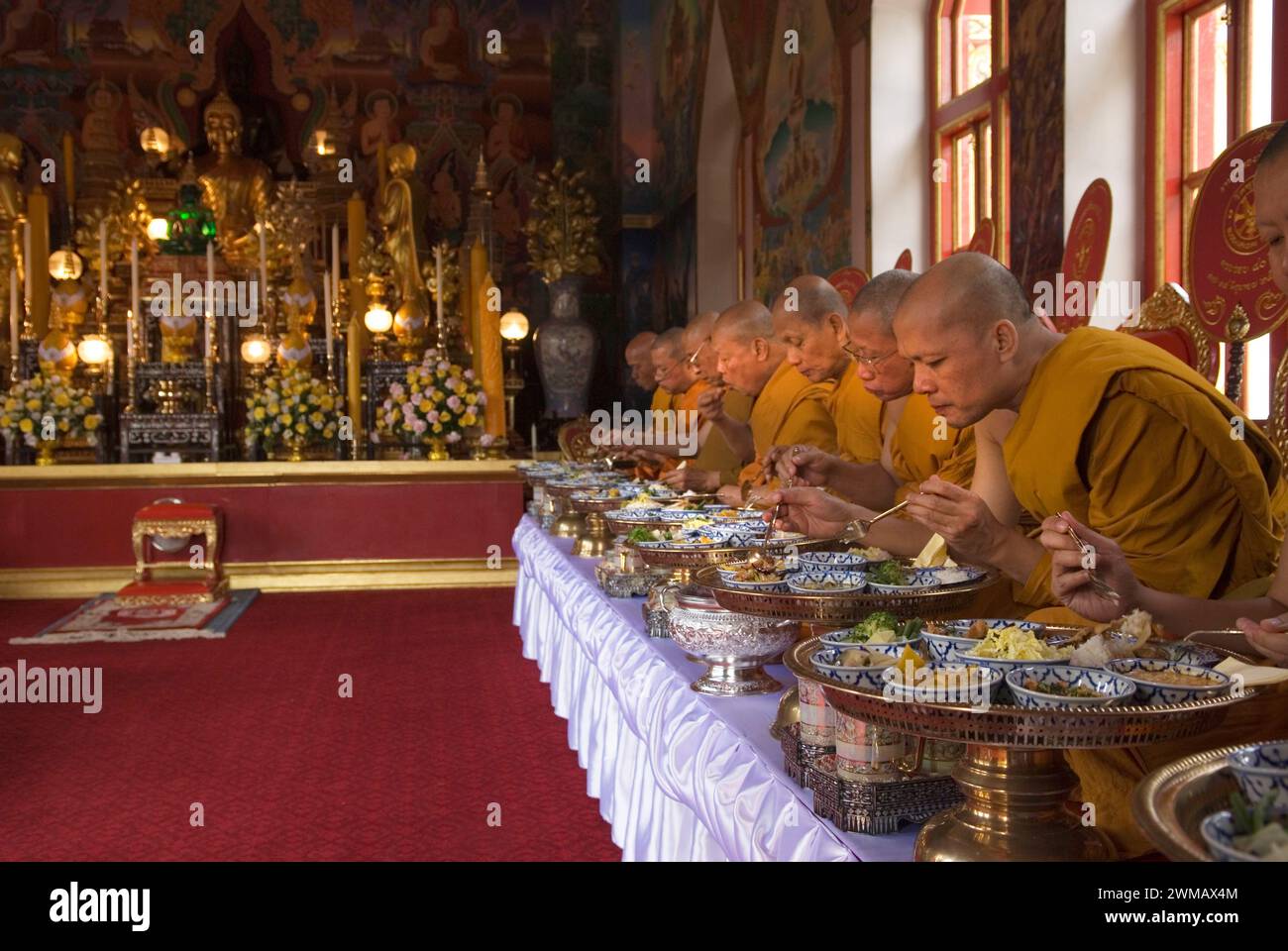 Buddhist monks Uk. Annual celebration of the founding of the Buddhist  Buddhapadipa Temple in Wimbledon. Wimbledon, London, England 24th June 2006 HOMER SYKES Stock Photo