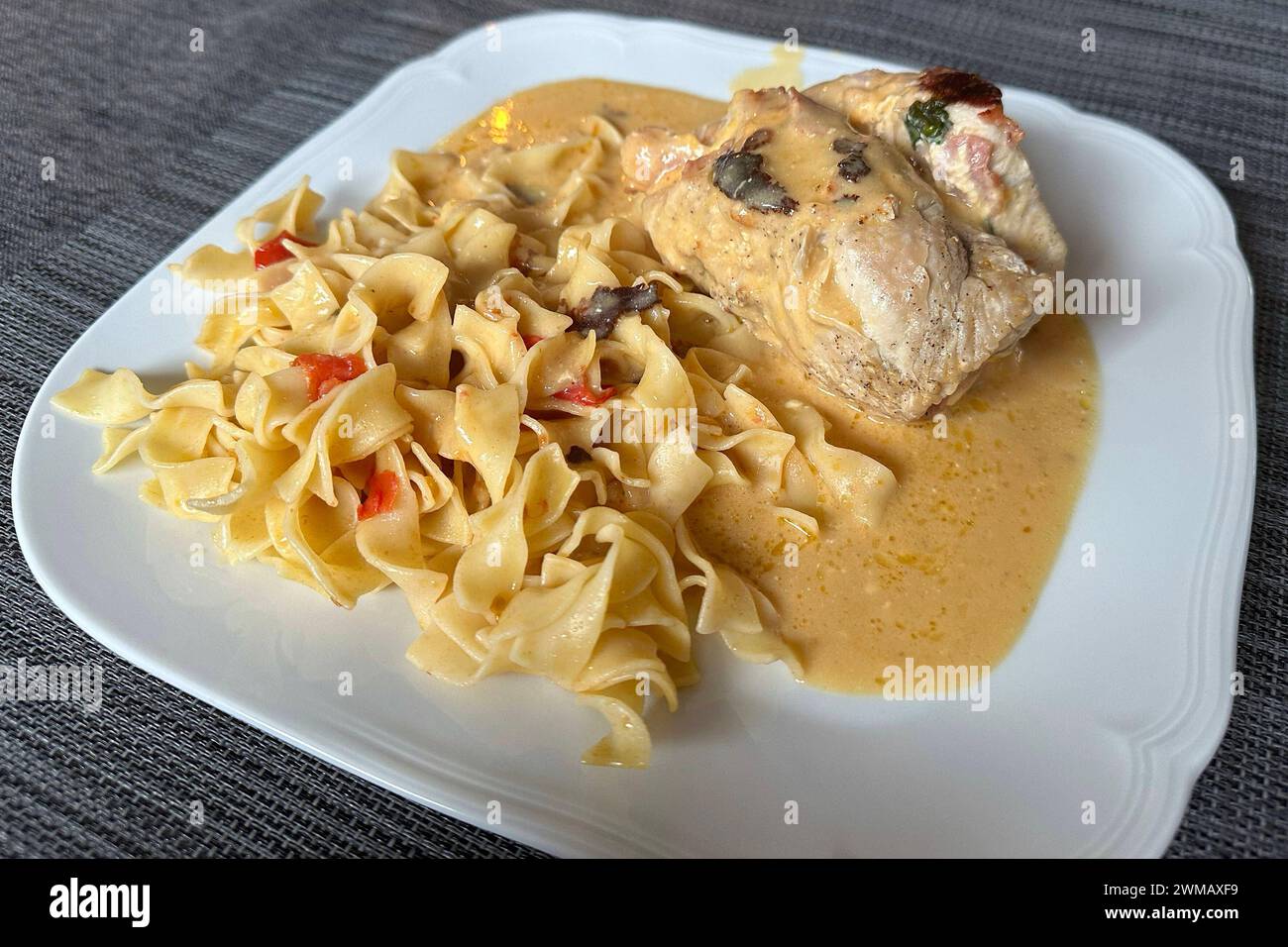 Fleisch auf nudeln hi-res stock photography and images - Alamy