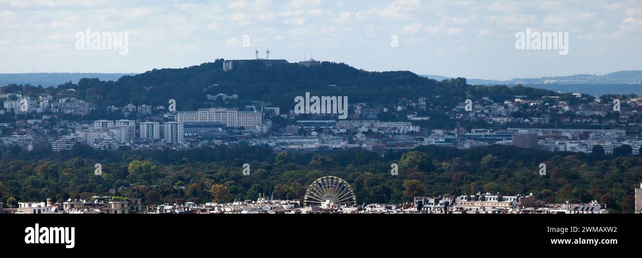 Panoramic view of the Bois de Boulogne with in the foreground, Paris and in the background, the 162 meters high Mont-Valérien in Suresnes (Hauts-de-Se Stock Photo
