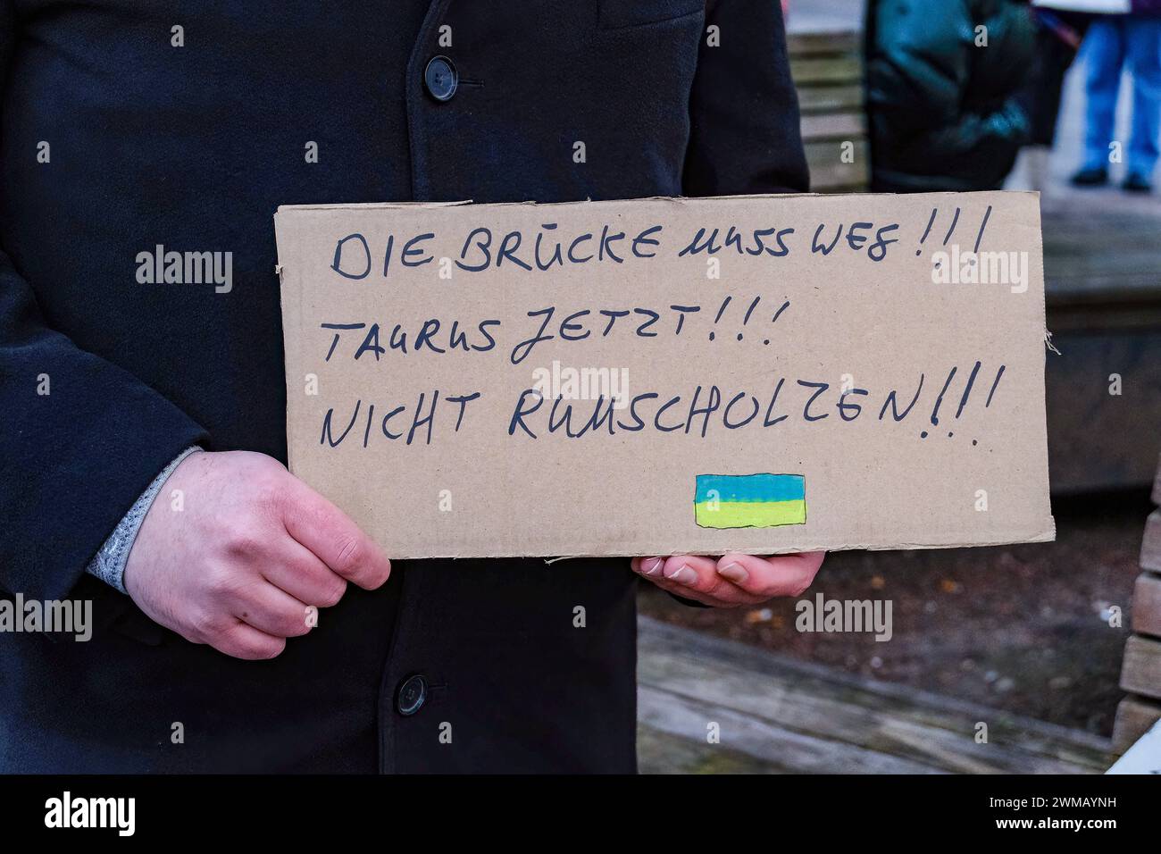 Düsseldorf 24.02.2024 Kundgebung des Blau-Gelbes Kreuz Ukraine Krieg Pro-Ukraine-Demo Schadowplatz gegen Putin Russland Forderung nach Taurus Marschflugkörper an Bundeskanzler Olaf Scholz Düsseldorf Nordrhein-Westfalen Deutschland *** Düsseldorf 24 02 2024 Rally of the Blue Yellow Cross Ukraine War Pro Ukraine Demo Schadowplatz against Putin Russia Demand for Taurus cruise missile to Chancellor Olaf Scholz Düsseldorf North Rhine-Westphalia Germany Stock Photo