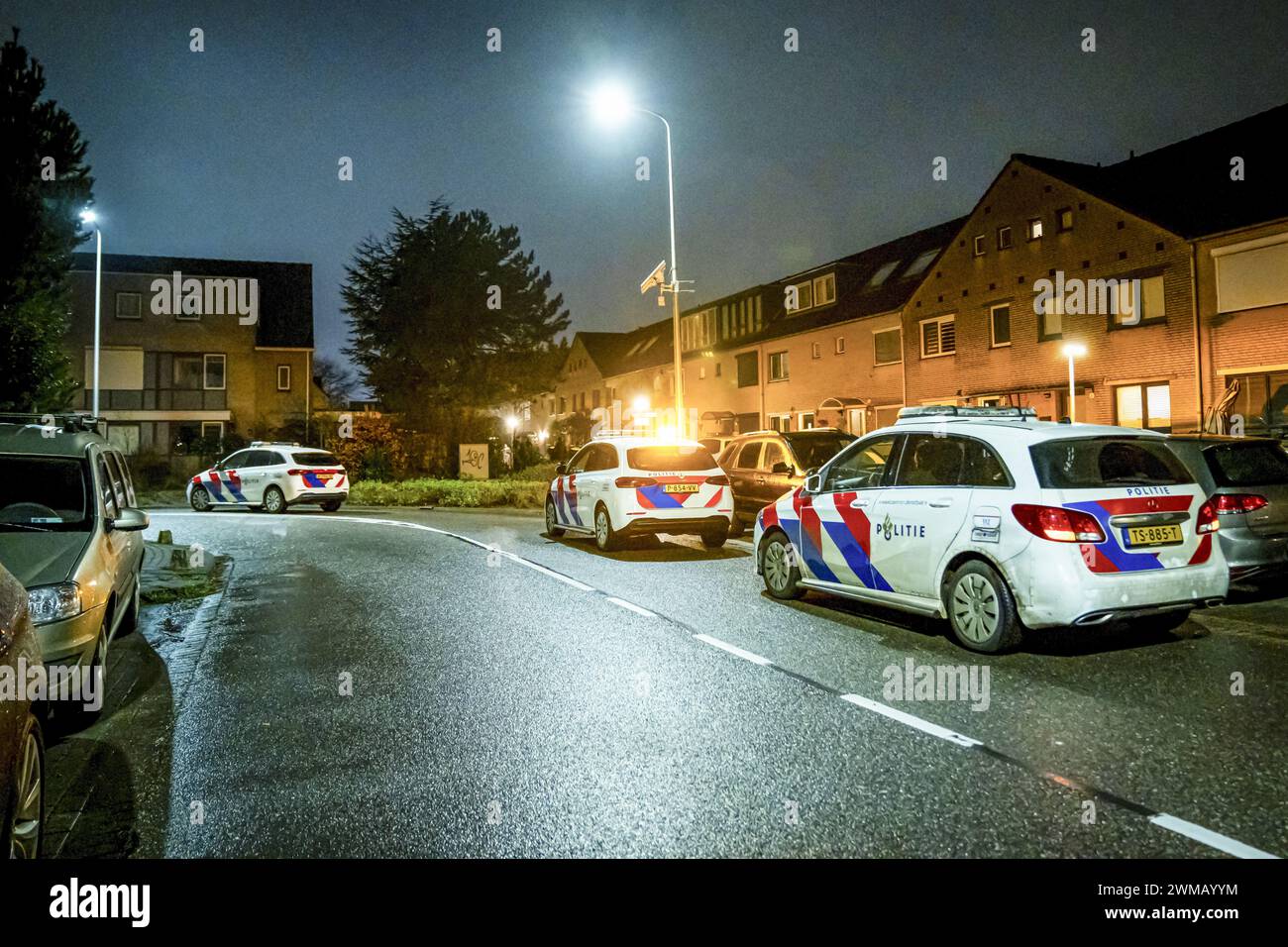 CAPELLE AAN DEN IJSSEL - Police cars at a house in Ravelstraat