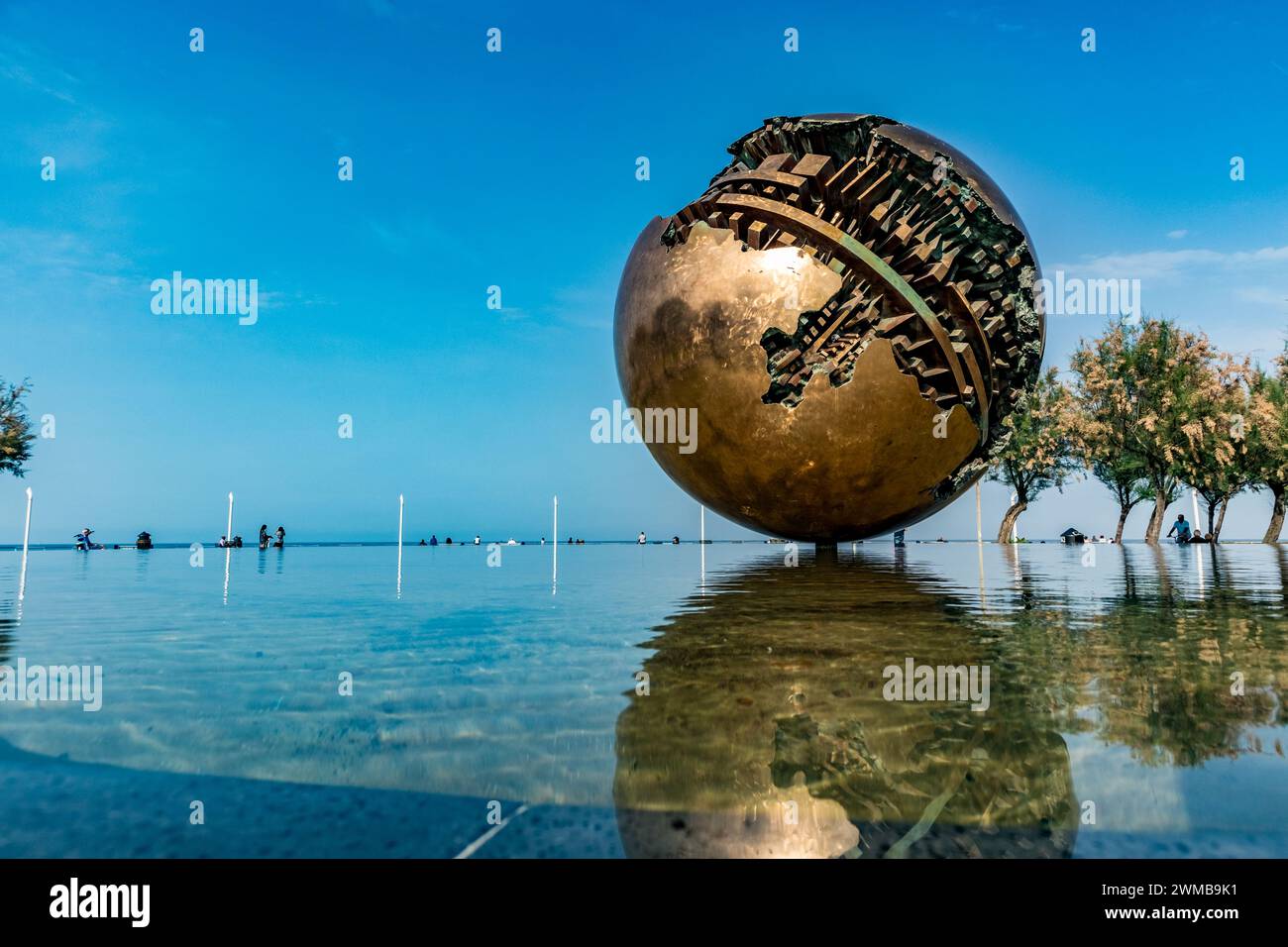Water reflection, Big Sphere A. Pomodoro or Sfera Grande di A. Pomodoro, Piazzale della Libertà, 61121 Pesaro PU, Italy Stock Photo