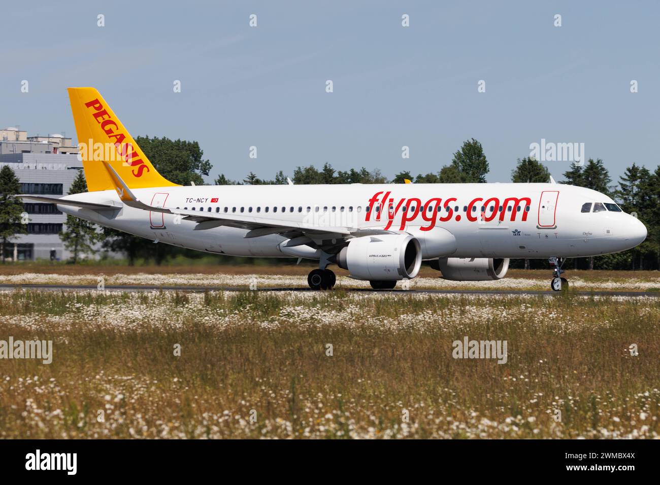 Der Airbus A320-251N A20N der Fluglinie Pegasus PC / PGT, Betreiber Pegasus Airlines, mit der Registrierung TC-NCY MSN: 10465 startet vom Flughafen Hamburg Airport EDDH/HAM. Hamburg Hamburg Deutschland *** The Airbus A320 251N A20N of Pegasus PC PGT , operator Pegasus Airlines, with registration TC NCY MSN 10465 takes off from Hamburg Airport EDDH HAM Hamburg Hamburg Germany Stock Photo