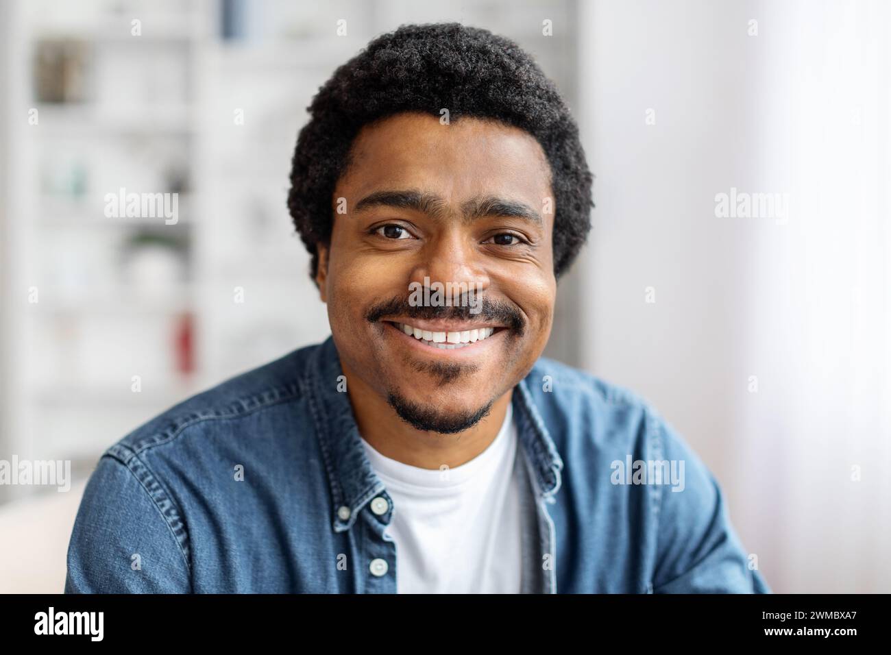 Smiling young black man face hi-res stock photography and images - Alamy