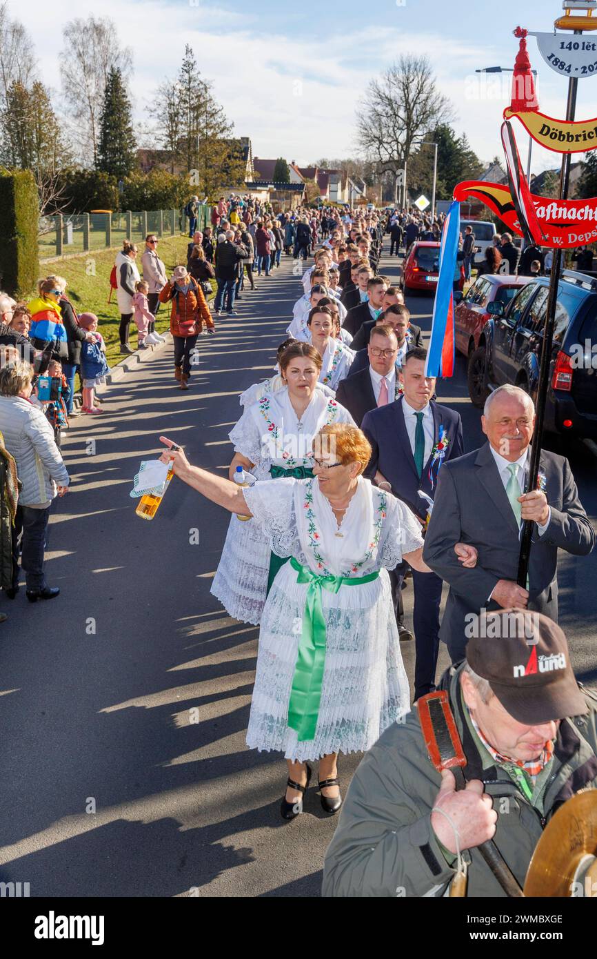 Sorbischer Fastnachtsumzug in Döbbrick DEU/Brandenbueg/Döbbrick: Â Sorbische Fastnacht: Zum 140. Zapust-Umzug marschierten110 Parae durch Döbbrick, einem Ortsteil von Cottbus. In den zweisprachigen Gemeinden der Niederlausitz wird bis in den März der Brauch der sorbische Fastnacht, des - Zapust - gefeiert. Bei dem Umzug mit den farbenfrohen traditionellen Trachen wird der Winter ausgetrieben. Der Brauch gehört in mehr als 35 zweisprachigen Lausitzer Gemeinden um Cottbus zu den Höhepunkten des Dorflebends. In Brandenburg leben etwa 20 000 Sorben/Wenden, in Sachsen sind es doppelt so viele. Nebe Stock Photo