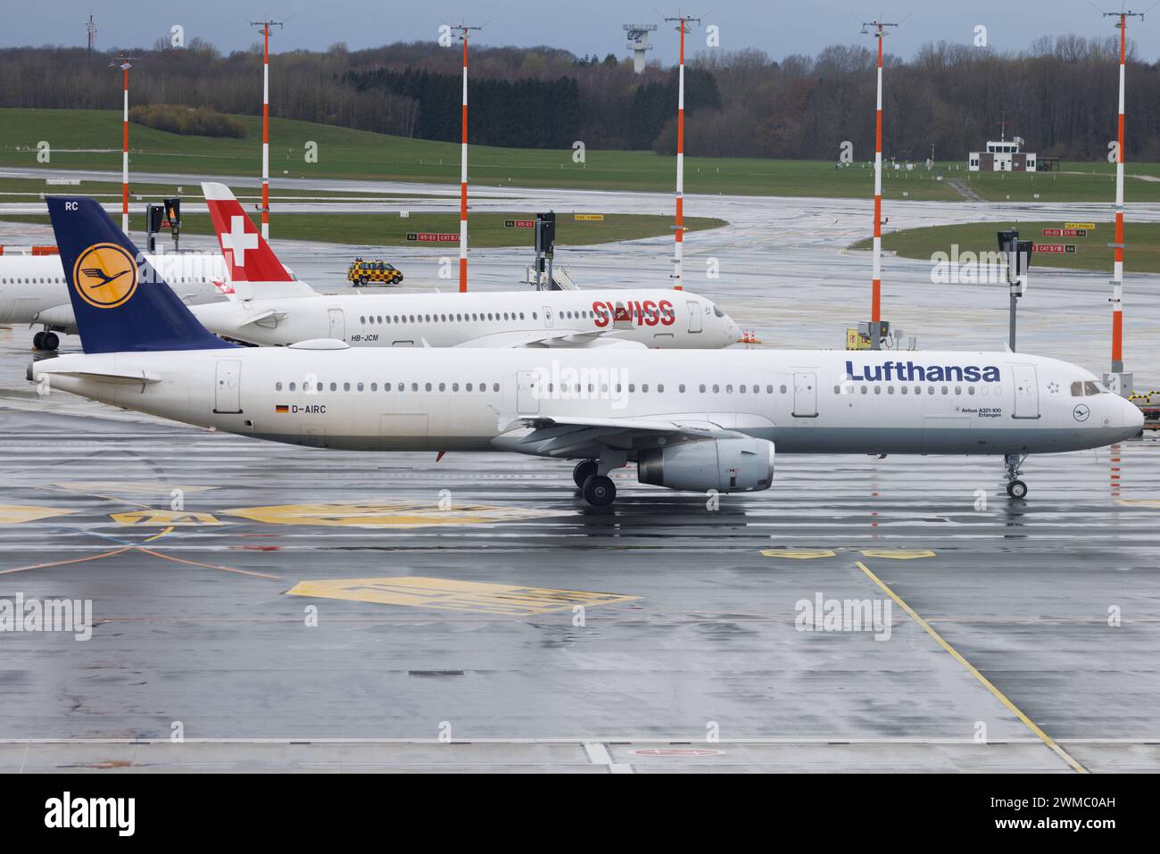 Der Airbus A321-131 A321 der Fluglinie Lufthansa LH / DLH mit der Registrierung D-AIRC MSN: 0473 rollt am Flughafen Hamburg Airport EDDH/HAM. Hamburg Hamburg Deutschland *** The Airbus A321 131 A321 of the airline Lufthansa LH DLH with the registration D AIRC MSN 0473 is taxiing at Hamburg Airport EDDH HAM Hamburg Hamburg Germany Stock Photo