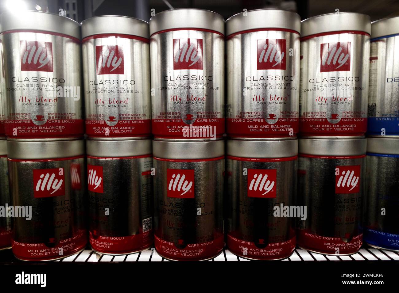 Düsseldorf, Deutschland, Kaffeedose mit Illy Kaffee in einem METRO Markt in Düsseldorf am 21.02. 2024 *** Düsseldorf, Germany, Coffee can with Illy coffee in a METRO store in Düsseldorf on 21 02 2024 Stock Photo