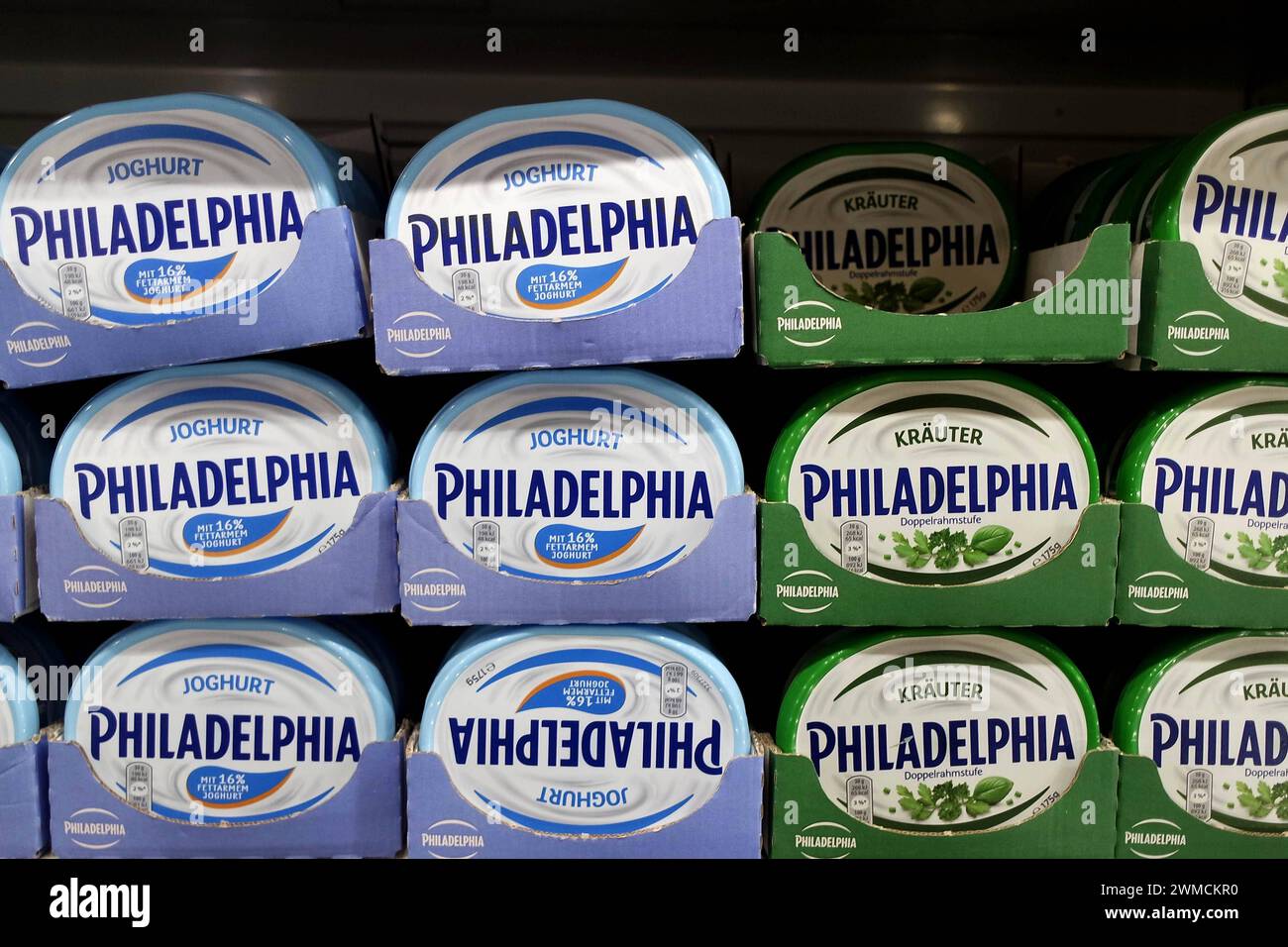 Düsseldorf, Deutschland, Frischkäse der Marke Philadelphia in einem METRO Markt in Düsseldorf am