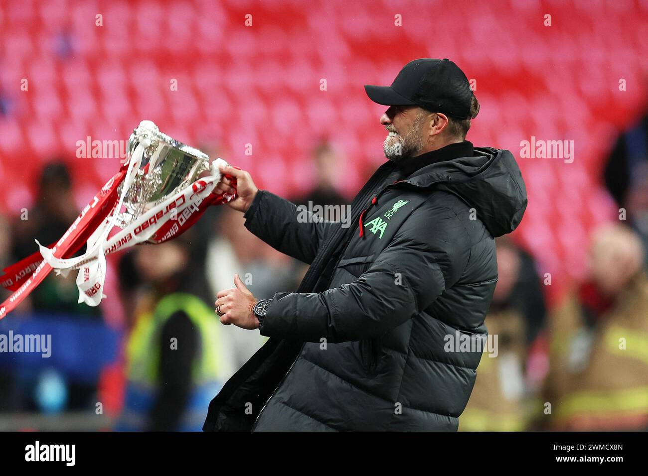 London, UK. 25th Feb, 2024. Jurgen Klopp, the manager of Liverpool FC lifts the Carabao EFL Cup trophy as he celebrates after his teams win. Carabao Cup final 2024, Chelsea v Liverpool at Wembley Stadium in London on Sunday 25th February 2024. Editorial use only. pic by Andrew Orchard/Andrew Orchard sports photography/Alamy Live News Credit: Andrew Orchard sports photography/Alamy Live News Stock Photo