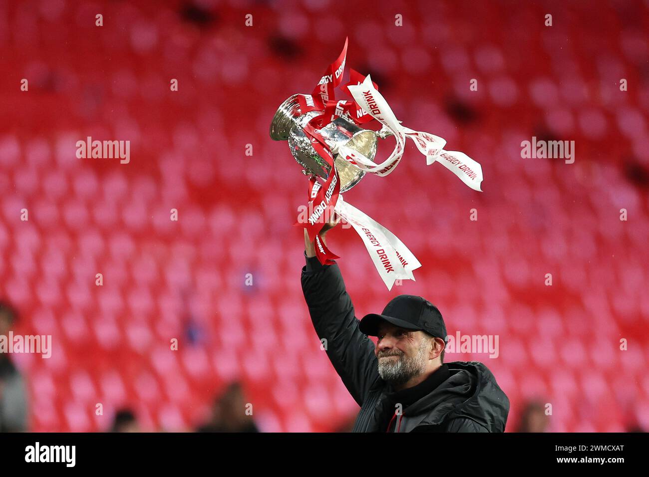 London, UK. 25th Feb, 2024. Jurgen Klopp, the manager of Liverpool FC lifts the Carabao EFL Cup trophy as he celebrates after his teams win. Carabao Cup final 2024, Chelsea v Liverpool at Wembley Stadium in London on Sunday 25th February 2024. Editorial use only. pic by Andrew Orchard/Andrew Orchard sports photography/Alamy Live News Credit: Andrew Orchard sports photography/Alamy Live News Stock Photo