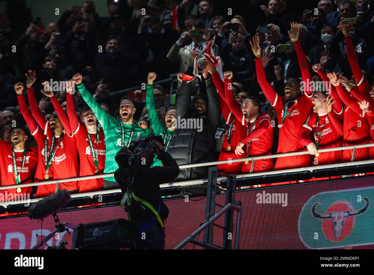 LONDON, UK - 25th Feb 2024: Liverpool manager Jurgen Klopp lifts the trophy and celebrates with Liverpool players after the EFL Carabao Cup Final match between Chelsea FC and Liverpool FC at Wembley Stadium  (Credit: Craig Mercer/ Alamy Live News) Stock Photo