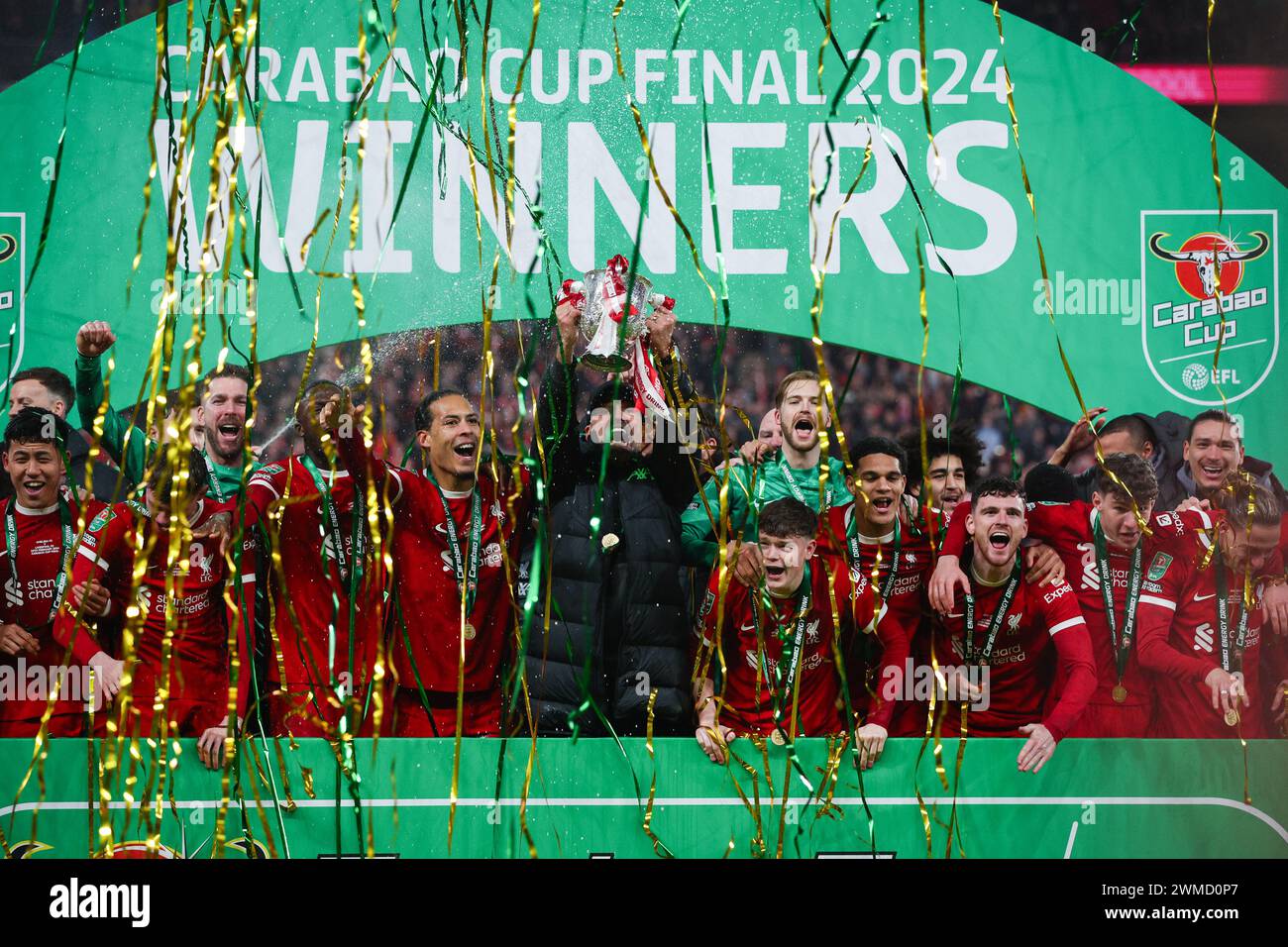 LONDON, UK - 25th Feb 2024: Liverpool manager Jurgen Klopp lifts the trophy and celebrates with Liverpool players after the EFL Carabao Cup Final match between Chelsea FC and Liverpool FC at Wembley Stadium  (Credit: Craig Mercer/ Alamy Live News) Stock Photo