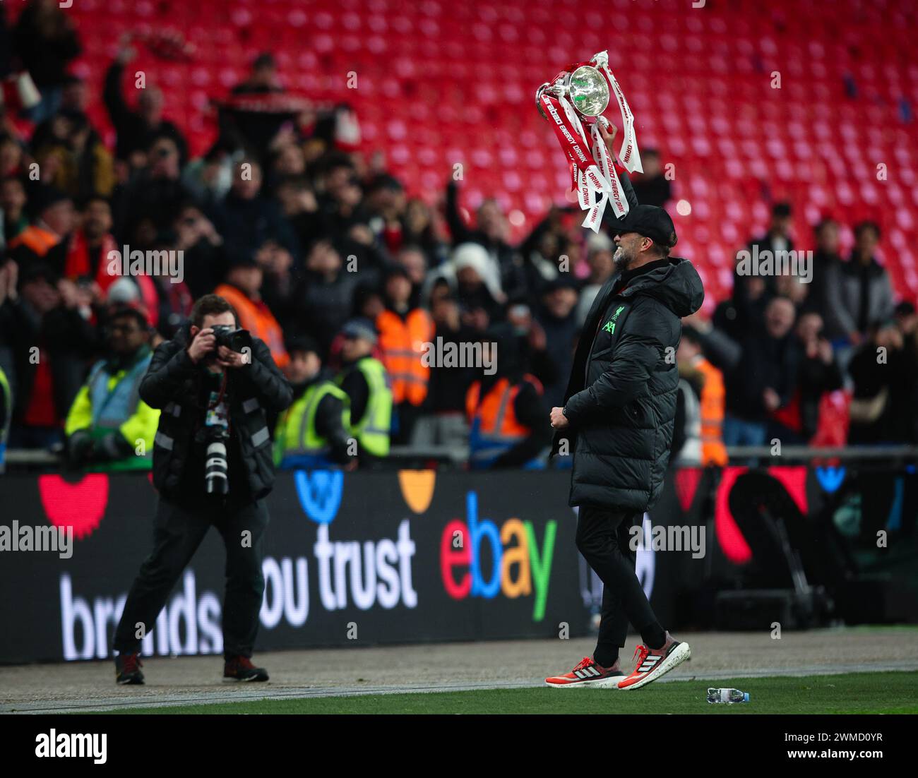 LONDON, UK - 25th Feb 2024:  Liverpool manager Jurgen Klopp celebrates with the trophy after the EFL Carabao Cup Final match between Chelsea FC and Liverpool FC at Wembley Stadium  (Credit: Craig Mercer/ Alamy Live News) Stock Photo