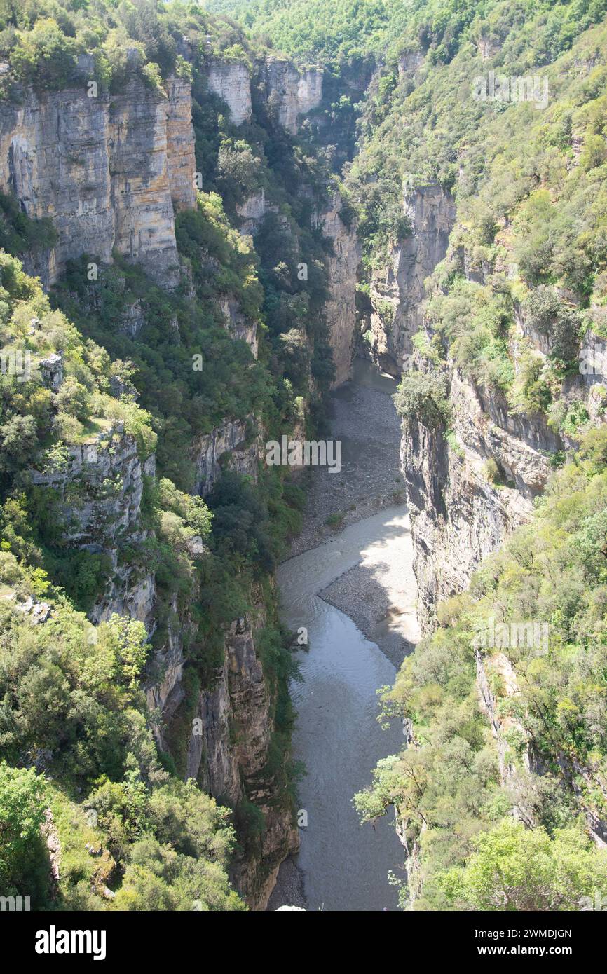 Der spektakuläre und tiefe Osumi-Canyon in Albanien Stock Photo